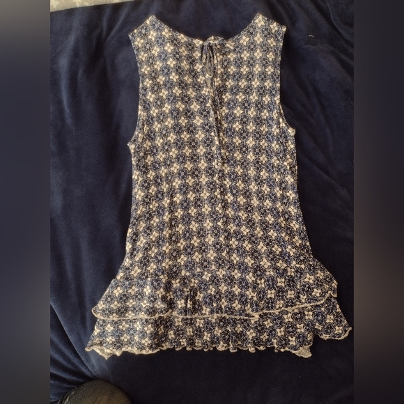 Small Sleeveless Top - Picture 2 of 2